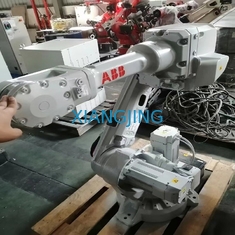 Το χρησιμοποιημένο βιομηχανικό ρομπότ 260020/1.65 ABB με το γραφείο διδάσκει το κρεμαστό κόσμημα